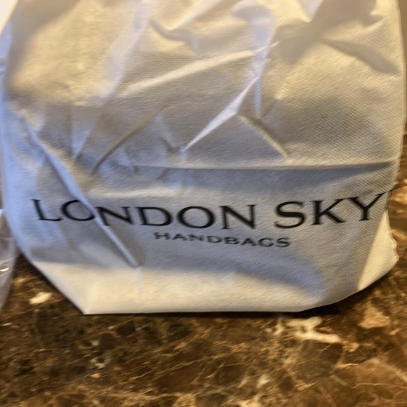 Brand new with tags woman’s crossbody bag w/ detachable strap and dustbag - Picture 4 of 5